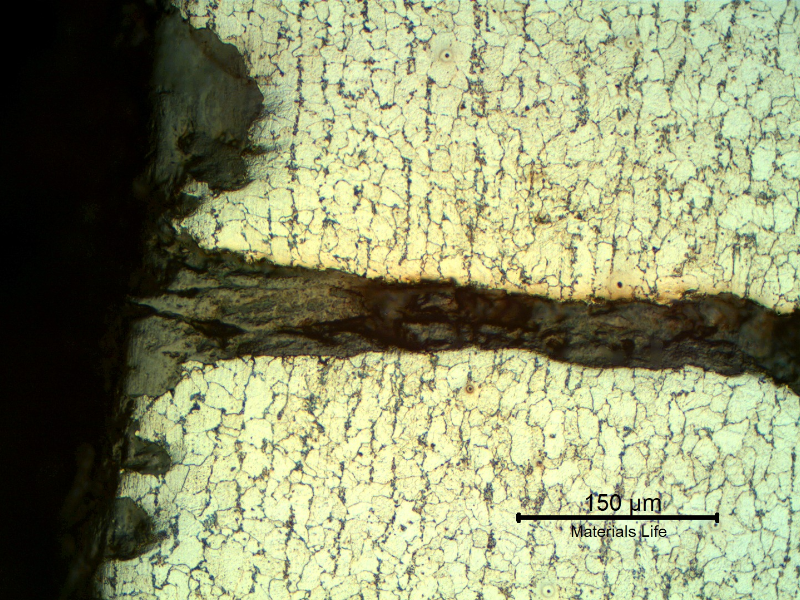 Micrography of the cracking surface, presenting multiple cracks from the edge of the tube, typical of fatigue induced by stresses generated by differential expansion of the pipe in relation to the tubesheet, due to thermal cycles.