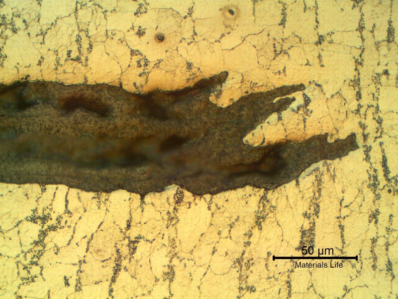 Micrographic detail of the edge of the tube exposed to the combustion gases. The crack is filled with oxides and the tube microstructure shows degradation, the pearlite is losing its lamelar morphology and cementite is precipitating at ferritic grain boundaries.