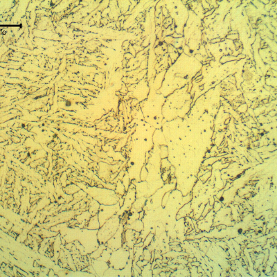 Micrographic detail of the weld metal in the center os the weld. Columnar grains (of the previous austenite) with primary ferrite in the grain boundaries; and details of the ferrite with aligned second phases and acicular ferrite, intragranular.