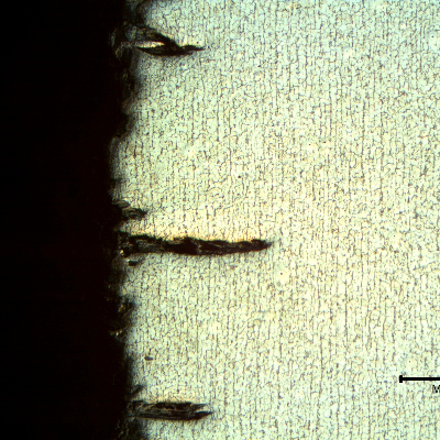 Micrography of the cracking surface, presenting multiple cracks from the edge of the tube, typical of fatigue induced by stresses generated by differential expansion of the pipe in relation to the tubesheet, due to thermal cycles.