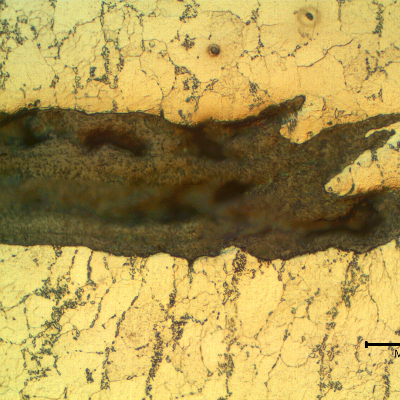 Micrographic detail of the edge of the tube exposed to the combustion gases. The crack is filled with oxides and the tube microstructure shows degradation, the pearlite is losing its lamelar morphology and cementite is precipitating at ferritic grain boundaries.