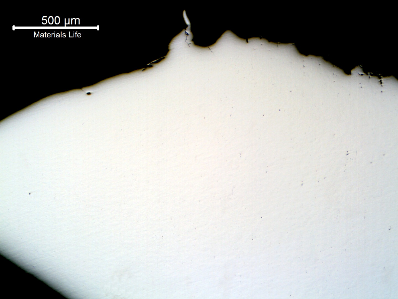 Micrography as polished of the longitudinal section of the bolt at the fracture position. The fracture (top of the figure) is rough, characteristic of a ductile fracture.