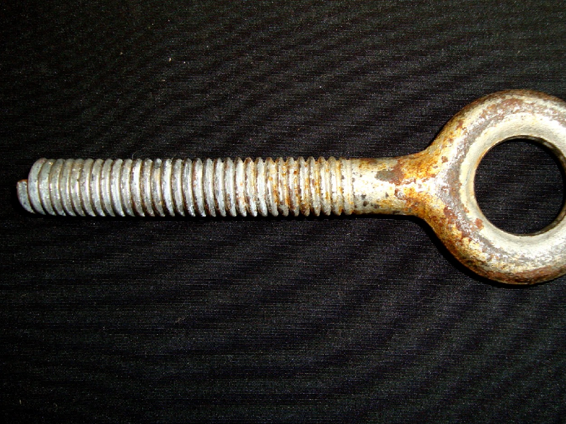 Apect of the 1/2" ND bumper eye bolt that was fractured (in the left side of the figure) in the position where the nut was tight.