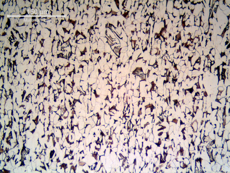 Micrography of a longitudinal section of the bolt in the center of the thickness, presenting a ferritic pearlitic structure with elongated grains due to the forming process, without later heat treatment.