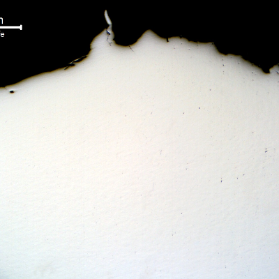 Micrography as polished of the longitudinal section of the bolt at the fracture position.  The fracture (top of the figure) is rough, characteristic of a ductile fracture.