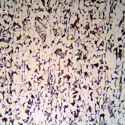 Micrography of a longitudinal section of the bolt in the center of the thickness, presenting a ferritic pearlitic structure with elongated grains due to the forming process, without later heat treatment.