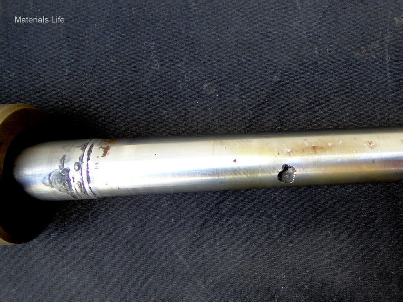 Aspect of the 17-4 PH rod, OD 10.6 mm, presenting deep pits at the external surface.