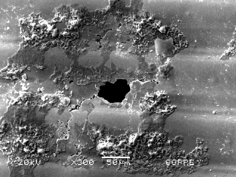 17-4 PH rod. Surface aspect by scanning electron microscopy showing a region where the passivation layer was destroyed and a pitting was in the begining.