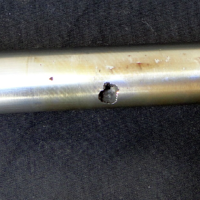 Aspect of the 17-4 PH rod, OD 10.6 mm, presenting deep pits at the external surface.