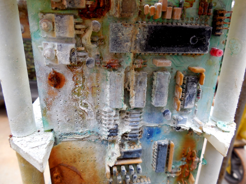 Detail of the electronic device after removing the external case.  It is corroded because seawater entered in the equipment that was pressurized from the external sea environment.