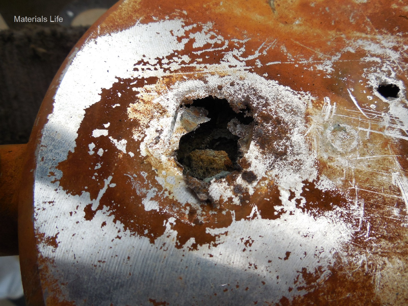 The case where the electronic device was installed suffered a localized corrosion that allowed the seawater to wet the internal side, destroying it. The position where the leakage occurred originally presented a hole that was sealed with a plug and the corrosion occurred in a crevice condition.