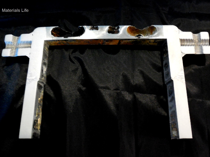 Macrography of the longitudinal section of the case, that was welded to padeyes. The corrosion occurred in a region where there were no microstructural changes, only the hole that was sealed with a plug and suffered a crevice corrosion mechanism.