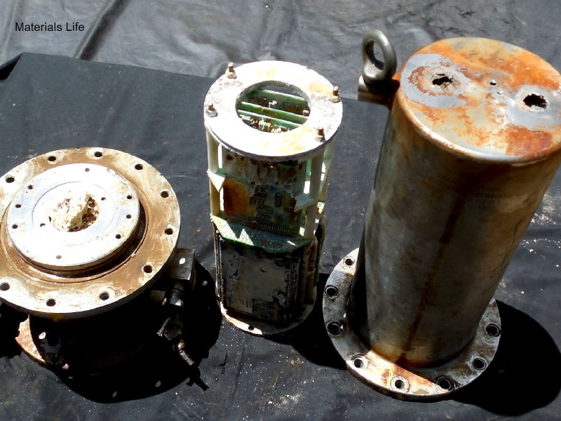Aspect of the instrument system after disassembling.  The internal part of the case, where the electronic device was operating, was wet by seawater and failed to send signals to the surface.