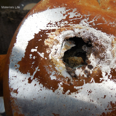 The case where the electronic device was installed suffered a localized corrosion that allowed the seawater to wet the internal side, destroying it. The position where the leakage occurred originally presented a hole that was sealed with a plug and the corrosion occurred in a crevice condition.