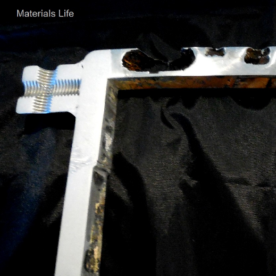 Macrography of the longitudinal section of the case, that was welded to padeyes. The corrosion occurred in a region where there were no microstructural changes, only the hole that was sealed with a plug and suffered a crevice corrosion mechanism.
