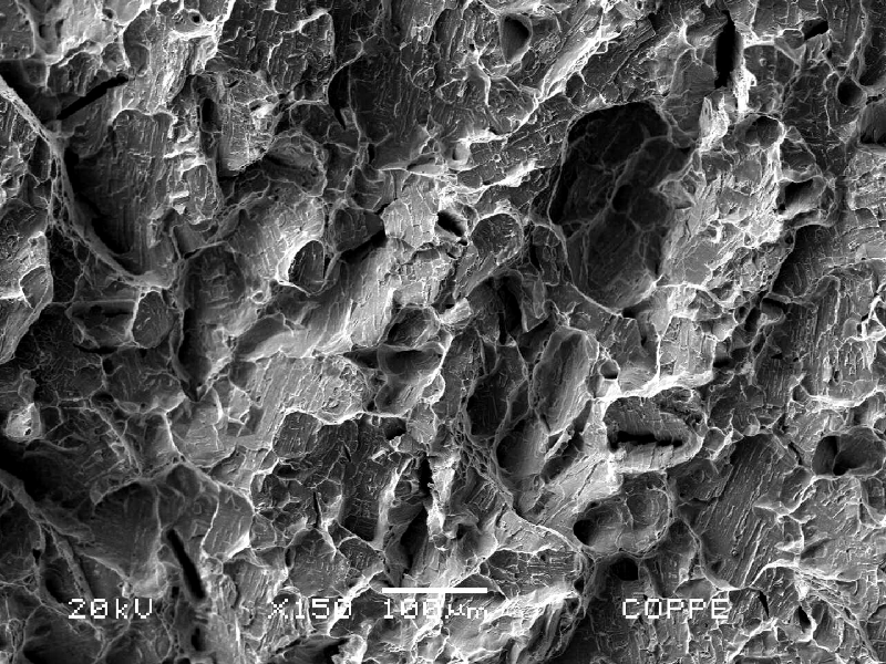 Fractography of the broken Charpy V testpiece, longitudinal, broken at -46°C and presenting energy of 64J (the average of three values was 70J). In this direction the material presented an energy value higher than the minimum requirement of 45J.