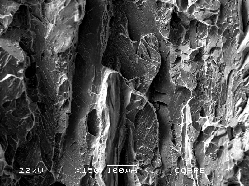 Fractography of the Charpy V testpiece, transverse section, broken at -46°C and presenting energy of 20J (the average of three results was 33J). The coarse structure and the alignement created a condition for low energy results in this specific direction, and the material did not present the minimum requirement of 45J.