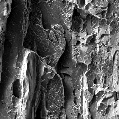 Fractography of the Charpy V testpiece, transverse section, broken at -46°C and presenting energy of 20J (the average of three results was 33J).  The coarse structure and the alignement created a condition for low energy results in this specific direction, and the material did not present the minimum requirement of 45J.