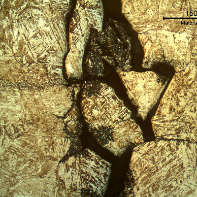 Micrography of a transverse section of the ring at the cracking position.  The cracks are intergranular and opened at the position close to the surface. it is possible to identify dissolution of the structure adjacent to the grain boundaries,