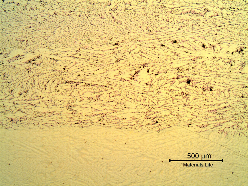 Micrography presenting the interface between the layer where the dezincification occurred (top of the figure) and the region where the material was not yet corroded (bottom of the figure).