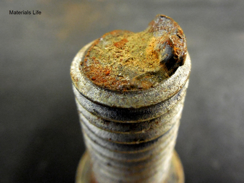 Aspect of the fracture of a small Allen bolt, nominal diameter 5/8" 1 3/4" long, class 12.9, that was operating in subsea environment during 5 years.  The fracture is rusted but the thread still presents the zinc coating.