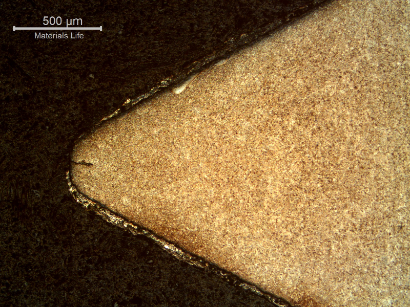 Micrography of the longitudinal section of the bolt at the top of the thread fillet, showing a small circunferential cracking typically of a rolling process to manufacture the thread.  The thread presented no evidences of plastic deformation suggesting that the heat treatment was applied later.  It is important to mention that this cracking presented no influence in the fracture of the bolt.