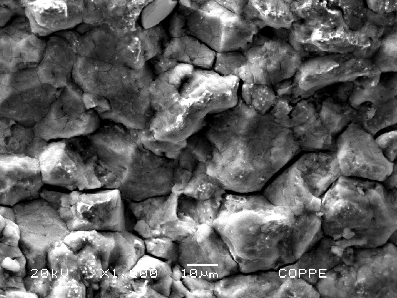 Detailed aspect of the fracture surface of the bolt, evidencing the intergranular morphology of the fracture (although with an oxide scale), typical of a hydrogen embrittlement mechanism.