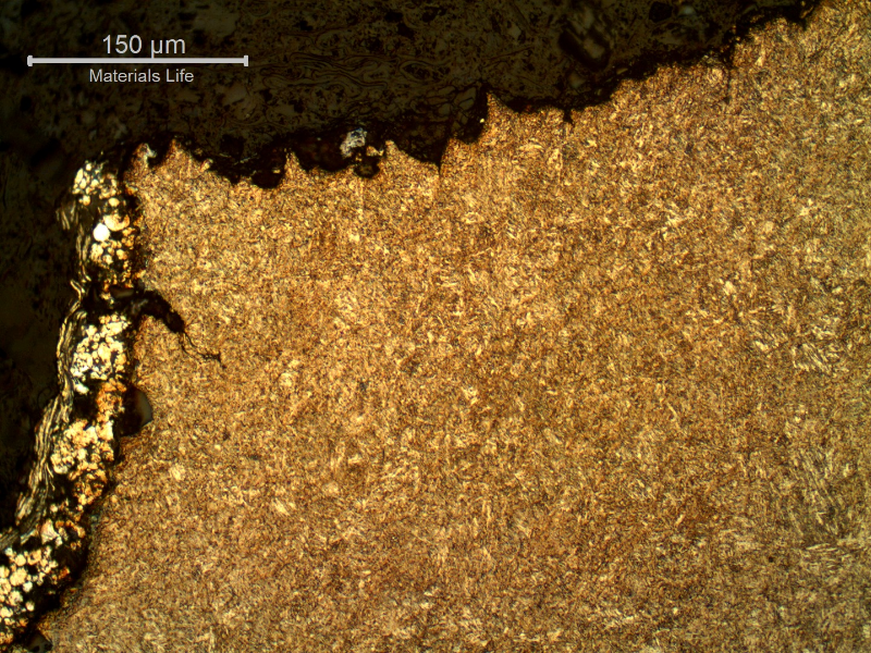 Micrography, after NItal etching, of the longitudinal section of the bolt, at the fracture (top of the figure), starting from the bottom of the thread (to the left side of the figure). The presence of the coating at the bolt surface shows that the fracture occurred without corrosion.