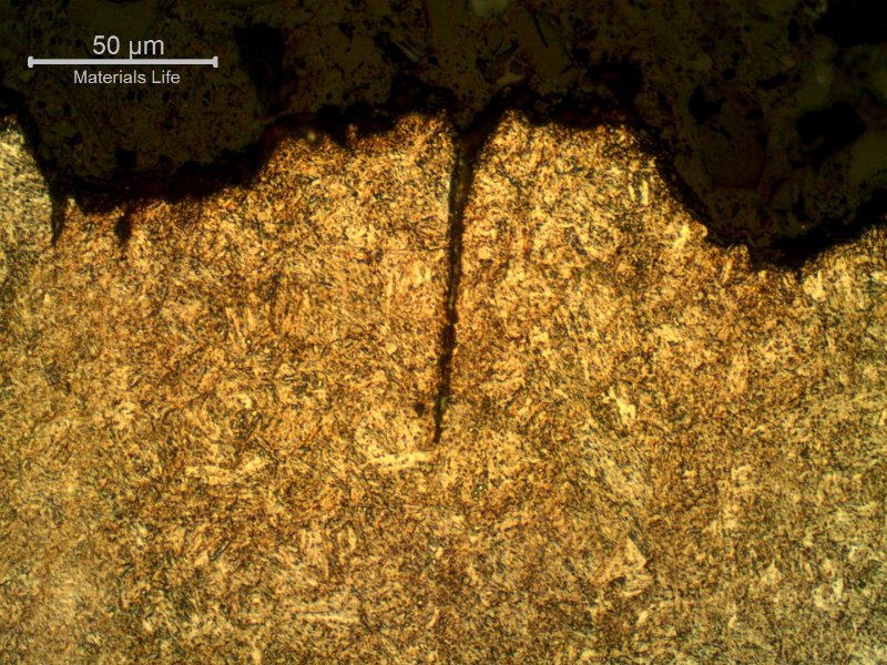 Micrographic detail of the longitudinal section of the bolt, in the center of the thickness, showing the secondary cracks associated to segregation bands.