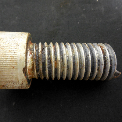 Aspect of the broken bolt, 5/8" Allen, socket head cap screw, originally 1 3/4" long, broken in subsea service under cathodic protection. The bolt presents a zinc coating.