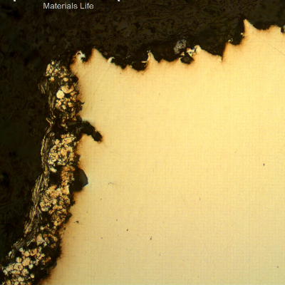 Micrography of the longitudinal section of the bolt, at the fracture (top of the figure), starting from the bottom of the thread (to the left side of the figure). The presence of the coating at the bolt surface shows that the fracture occurred without corrosion. The rusted aspect of the fracture is associated to corrosion products after the rupture has occurred, also suggesting that the bolts were fractured and remained in service for some time after the failure occurred.