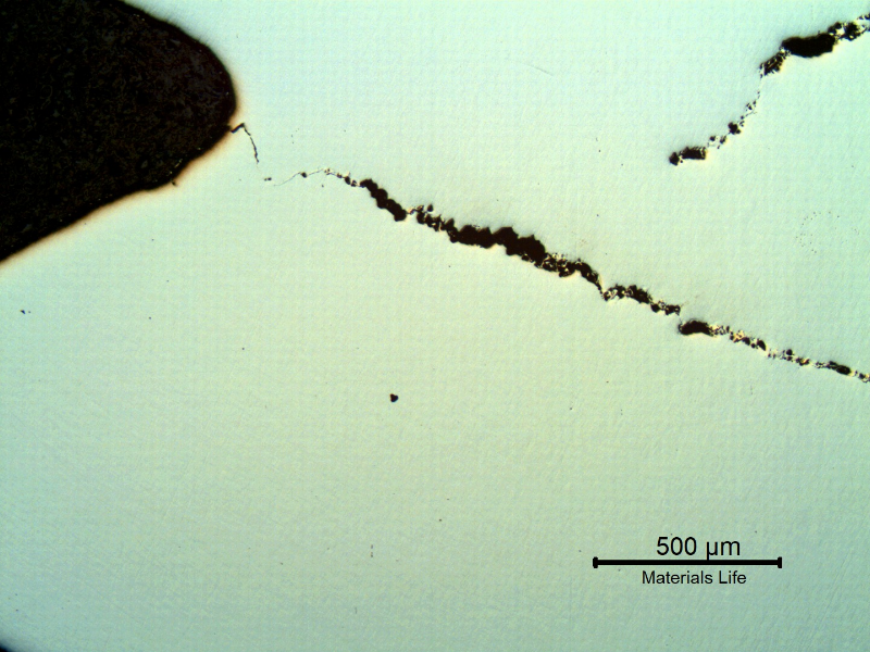 Micrography of the longitudinal section of the stud showing internal cracks, secondary (not the cracks that opened the fracture).  It is evident that the cracking from the thread fillet, of a ductile aspect, presented a different aspect than the internal cracks, of a brittle aspect.