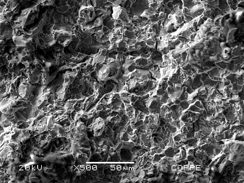Fractographic analysis by scanning electron microscopy of the stud fracture surface after opening the cracks. Brittle intergranular morphology with dimples and quasecleavage micromechanisms indicate that the internal cracks, intergranuar, occurred by a hydrogen embrittlement effect during electroplating, and the ductile aspects are probably associated to overloading during torque.