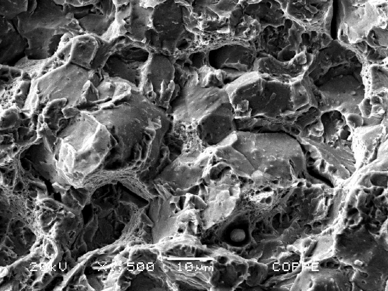 Fractographic analysis by scanning electron microscopy of the stud fracture surface after opening the cracks. Brittle intergranular morphology with dimples and quasecleavage micromechanisms indicate that the internal cracks, intergranular, occurred by a hydrogen embrittlement effect during electroplating, and the ductile aspects are probably associated to overloading during torque.
