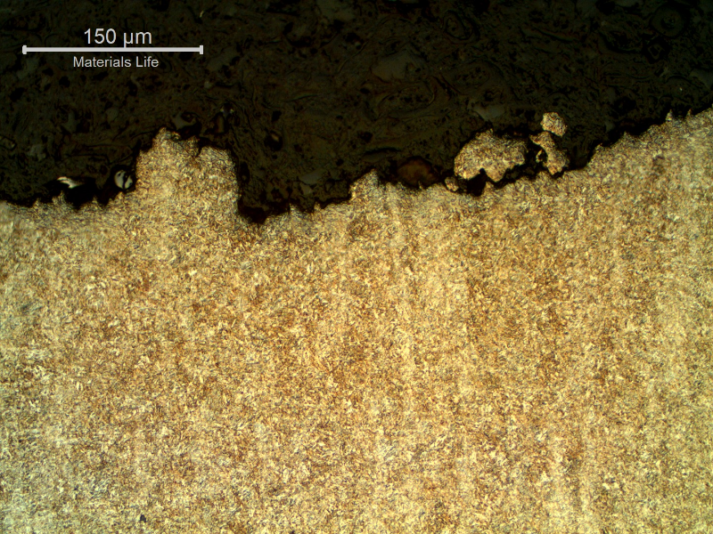 Micrography of the longitudinal section of the stud at the fracture (top of the figure) of a brittle intergranular aspect.
