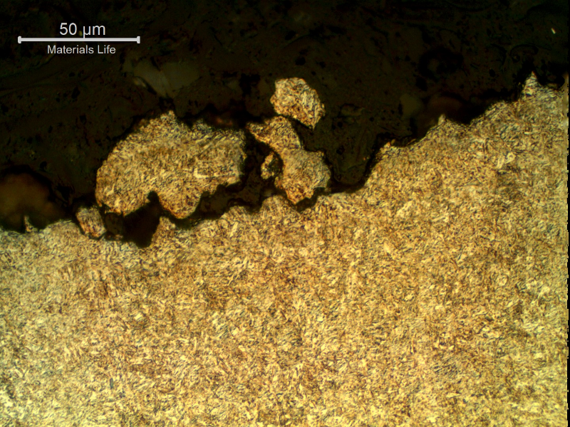 Micrography of the longitudinal section of the stud at the fracture (top of the figure) of a brittle intergranular aspect.