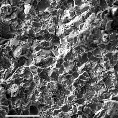 Fractographic analysis by scanning electron microscopy of the stud fracture surface after opening the cracks.  Brittle intergranular morphology with dimples and quasecleavage micromechanisms indicate that the internal cracks, intergranuar, occurred by a hydrogen embrittlement effect during electroplating, and the ductile aspects are probably associated to overloading during torque.