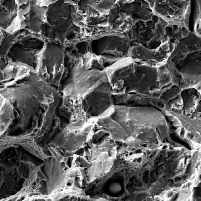 Fractographic analysis by scanning electron microscopy of the stud fracture surface after opening the cracks.  Brittle intergranular morphology with dimples and quasecleavage micromechanisms indicate that the internal cracks, intergranular, occurred by a hydrogen embrittlement effect during electroplating, and the ductile aspects are probably associated to overloading during torque.