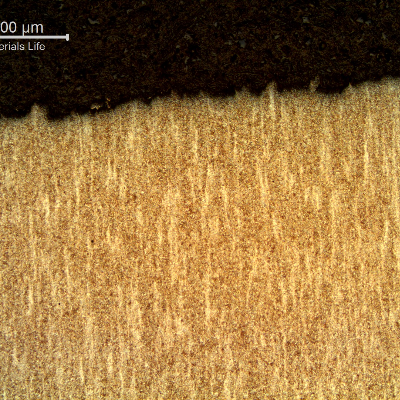 Micrography of the longitudinal section of the stud at the fracture (top of the figure) of a brittle aspect.