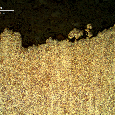 Micrography of the longitudinal section of the stud at the fracture (top of the figure) of a brittle intergranular aspect.