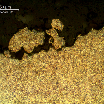 Micrography of the longitudinal section of the stud at the fracture (top of the figure) of a brittle intergranular aspect.