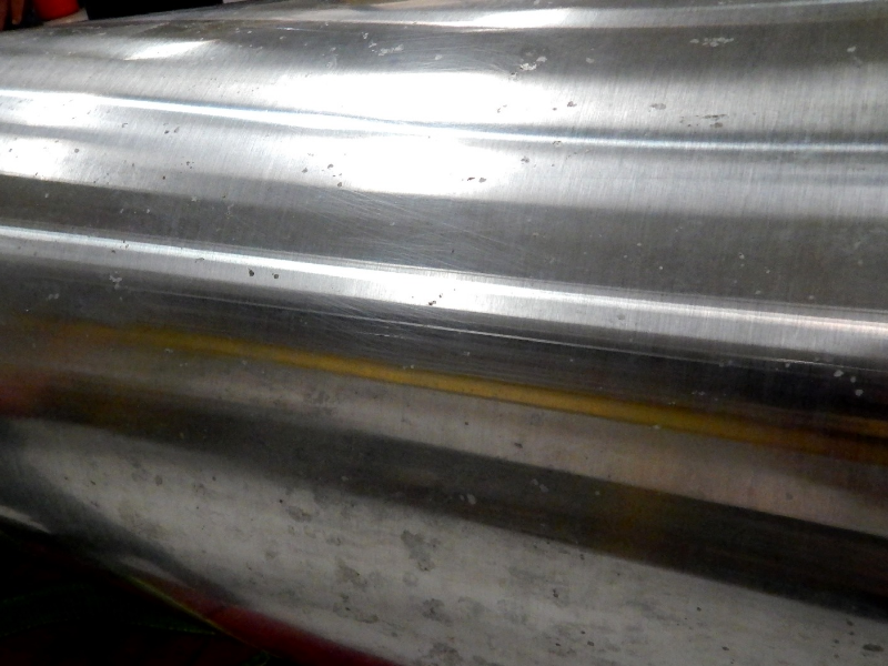 Aspect of the hydraulic cylinder, new, stored in tropical conditions under a plastic cover, that allowed a condensation condition and damage.
