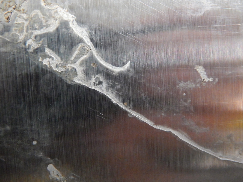 Aspect of the hydraulic cylinder surface presenting white stains in a region where the damage was still in the begining.