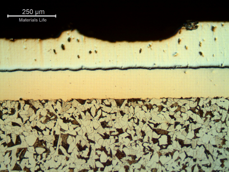 Micrographic detail of the longitudinal section of the cylinder, at the surface, in a region where the Cr layer is detaching.