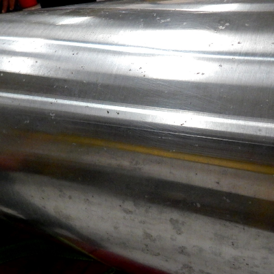 Aspect of the hydraulic cylinder, new, stored in tropical conditions under a plastic cover, that allowed a condensation condition and damage.