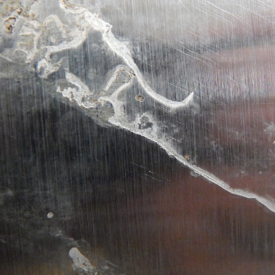 Aspect of the hydraulic cylinder surface presenting white stains in a region where the damage was still in the begining.