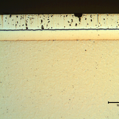 As polished micrographic aspect of the longitudinal section of the cylinder, at the surface, in a region where the damage is in the begining.  It is possible to see that there are two layers at the surface.  A first Ni layer, 300HV average hardness, over the low carbon steel substrate, 200HV average hardness, and a chromium plated layer, 1100HV average hardness and several discontinuities.
