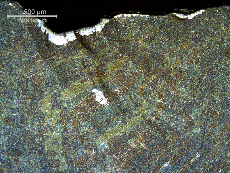 Micrography of the weld metal, at the face, presenting regions of large ferritic grains.  The acicular ferrite has suffered degradation due to the long heat treatment cycle (12 hours) in a temperature of 640°C, that is higher than the recommended for the D2 filler metal.
