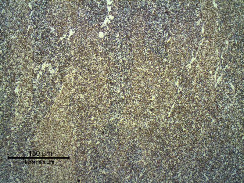 Micrography of the weld metal at the face of the joint showing the acicular ferrite structure with some regions where the grains started recristalization.