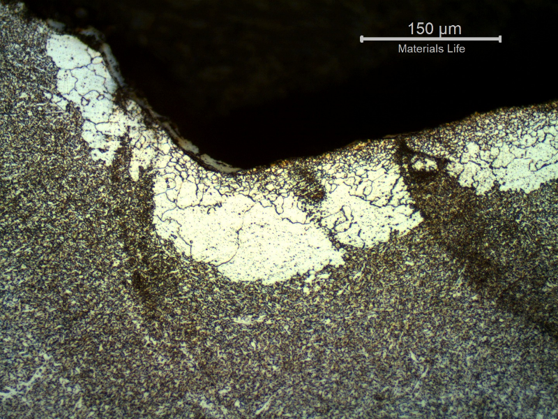 Micrography of the weld metal, at the face, presenting regions of large ferritic grains.  The acicular ferrite structure in the columnar (previous austenitic) grains has suffered degradation due to the long heat treatment cycle (12 hours) in high temperature.